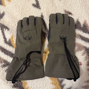KUIU Green Outdoor Gloves with Weather Resistant Fabric and Full Finger Design